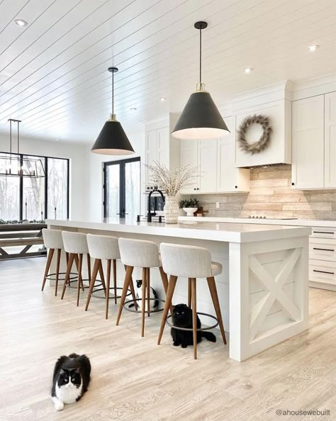 Kitchen Islands Ideas With Seating, Luxury Kitchens, Country House Decor, White Kitchen Cabinets, Large Kitchen, White Cabinets, Luxury Kitchen, Kitchen Space, Rustic Kitchen