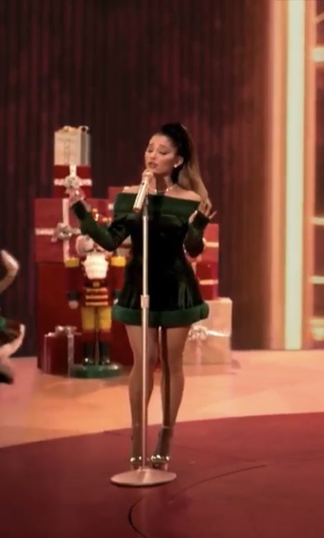 Ariana Grande Santa Outfit, Ariana Grande Christmas Outfits, Ariana Grande Outfits 2022, Christmas Performance Outfit, Ariana Christmas, Feed Planning, Mean Girls Christmas, Descendants Oc, Female Icon