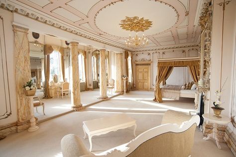 The morning of your wedding: tips for getting ready Gosfield Hall, Georgian Mansion, Wedding Hall Decorations, Country House Wedding Venues, Wedding Venues Uk, Hall Stand, Honeymoon Suite, Bedding Ideas, Rustic Wedding Venues