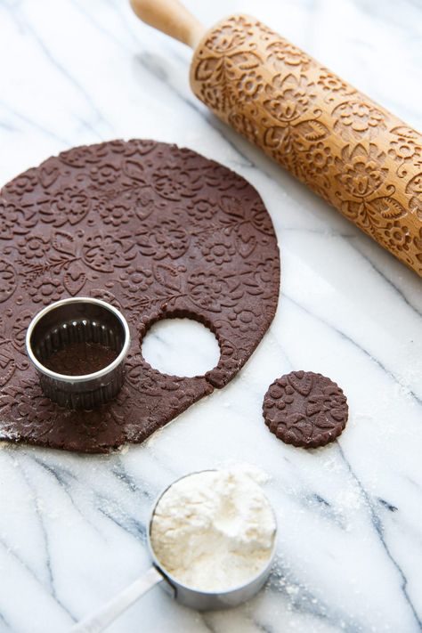 An embossed rolling pin makes for beautiful designs on these homemade Oreo cookies. Cookie Recipe For Embossed Rolling Pin, Homemade Oreo Cookies, Cookie Dough Filling, Bake Sale Recipes, Oreo Dessert, Sandwich Cookies, Oreo Cookies, Cookie Bars, Christmas Baking