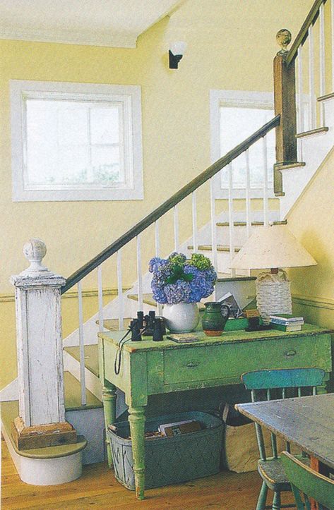 I bought an old Country Living magazine and rediscovered that vintage style really does stand the test of time. (Hop on over to see more photos.) Boho Living Room Furniture, Small Entryway Decor, Country Entryway, Vintage Style Bathroom, Vintage Shelving, Cool House, Relaxing Backyard, Living Vintage, Country Living Magazine