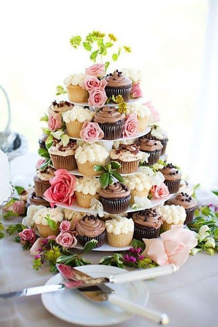 9 Brilliant Alternates to a Wedding Cakes | City of Creative Dreams  wedding cake alternatives cheap, wedding cake alternatives unique, wedding cake alternatives dessert table, wedding cake alternatives ideas Cookies Cupcake, Spring Cupcakes, Cake Mini, Torte Cupcake, Cupcake Display, Beautiful Cupcakes, Cupcake Tower, Wedding Cakes With Cupcakes, Wedding Cupcakes