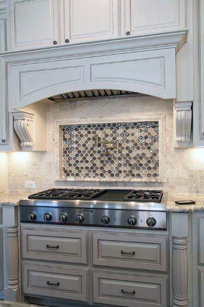 Kitchen Ideas Stone Backsplash Above Stove Stone Backsplash Kitchen, Kitchen Vent Hood, Kitchen Vent, Cream Kitchen, Kabinet Dapur, Stone Backsplash, Backsplash Designs, Classic Kitchen, Kitchen Hoods