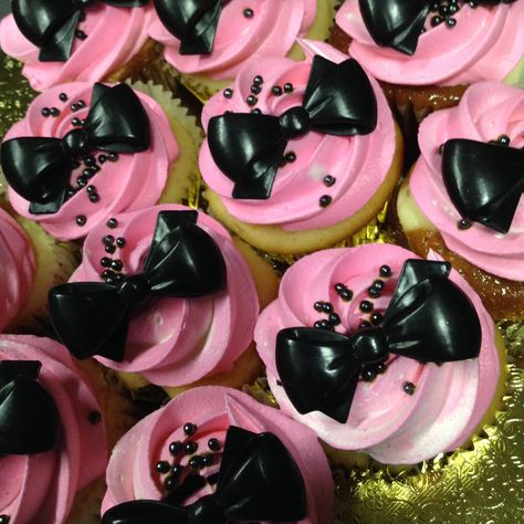 Black And Pink Sweet 16, Pink And Black Cupcakes, Pink And Black Cake, 18th Ideas, Bow Cupcakes, Black Cupcakes, Candy Pictures, Pink Sweet 16, 16th Birthday Outfit