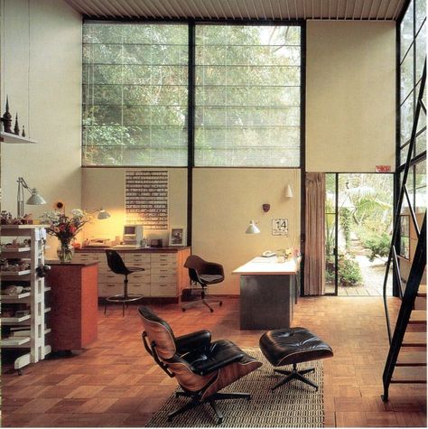 20th Century House, Modern Leather Chair, Eames House, Case Study Houses, Modern Architects, Eames Chairs, Mid Century House, Furniture Design Modern, Modern Chairs