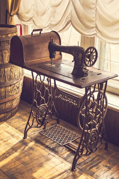 Old Fashioned Sewing Machine, Victorian Sewing Machine, Old Machines Vintage, Vintage Sewing Machine Aesthetic, Dark Academia Sewing Room, Vintage Antique Decor, Antique Sewing Room, Singer Sewing Machine Ideas, Vintage Sewing Machine Table