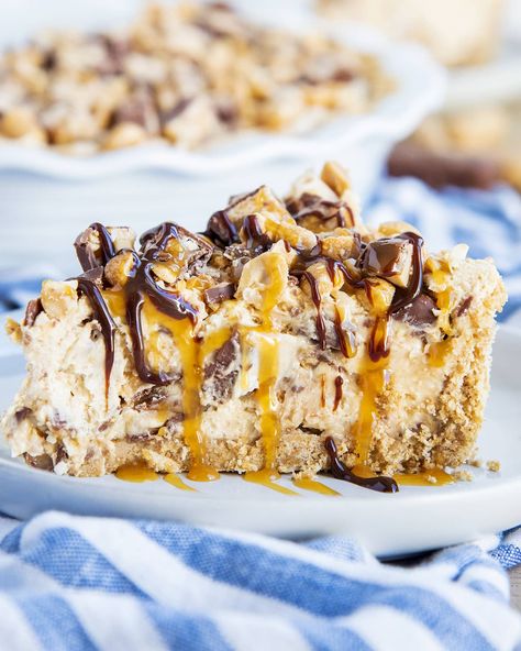 This Snickers Pie is such an easy no bake dessert, that tastes like a Snicker's bar stuffed in a pie crust. It's a great dessert with hardly any prep. Snickers Pie, Chocolate Graham Cracker Crust, Pastries Recipes, Snickers Cheesecake, Baking Recipes Pie, Snickers Candy Bar, Chilled Desserts, Chunky Peanut Butter, Snickers Bar