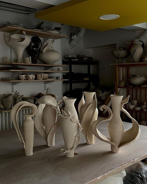 Morgane Pasqualini Céramique | Who run the world? Ceramics ! #morganepasqualiniceramique | Instagram Vase Ceramics, Who Run The World, Beginner Pottery, Organic Ceramics, Advanced Ceramics, Pottery Handbuilding, Pinch Pots, Ceramics Pottery Art, Ceramics Projects