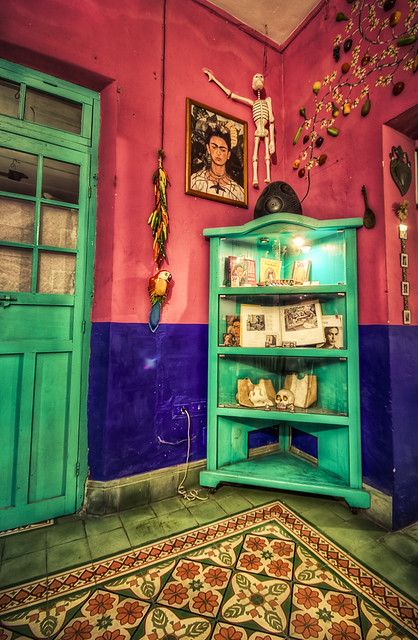 Frida Kahlo House Inspiration, Frida Kahlo Style Decor, Mexican Farmhouse, Mexican Wall Decor, Frida Style, Mexican Interior Design, Mexican Interiors, Mexican Colors, Mexican Furniture