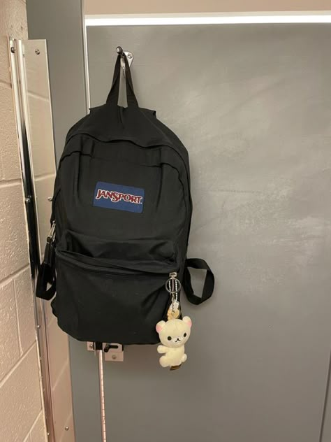 𝘐𝘨: 𝘹𝘦𝘦𝘴𝘺𝘰𝘰 Backpack With Keychains And Pins, Backpacks With Keychains, Black School Bag Aesthetic, Black Backpack Aesthetic, Jansport Backpacks Aesthetic, Schoolbag Aesthetic, Backpack With Keychain, School Bag Keychain, Jansport Bag