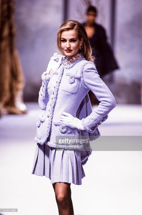 Karen Mulder walks the runway at the Chanel Haute Couture Fall/Winter 1991-1992 fashion show during the Paris Fashion Week in July, 1991 in Paris, France. Karen Mudler, Long Leather Skirt, Karen Mulder, Chanel Tweed Jacket, Tweed Set, Chanel Runway, Mode Chanel, Chanel Jacket, Chanel Haute Couture