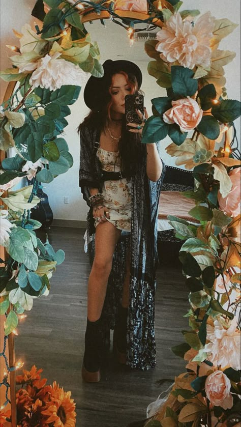 Dark Boho Summer Outfit, Witchy Feminine Aesthetic, Witchy Outfit Inspiration, Grunge Witchy Outfits, Witch Vibes Aesthetic Outfit, Boho Date Outfit, Bohemian Witch Outfit, Witchy Festival Outfit, Witchy Cowgirl Aesthetic