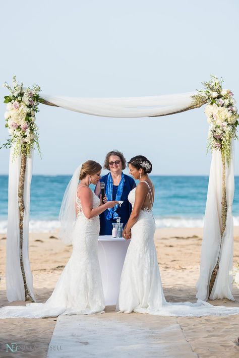 Lesbian Wedding in Puerto Rico by Destination Wedding Photographer Nilka Gissell Wlw Wedding, Wedding In Puerto Rico, Wedding Beach Ceremony, Wedding Photography Styles, Bride Portrait, Lgbtq Wedding, Beach Engagement Photos, Wedding Dress Pictures, Lesbian Wedding