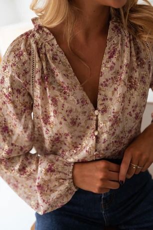 Neutral Blouse Outfit, Pretty Blouses For Women Classy, Boho Blouse Outfit, Ingenue Essence Outfits, Romantic Outfits For Women, Fall Blouses For Women, Fall Feminine Outfits, Natural Ingenue Style, Blouses With Jeans