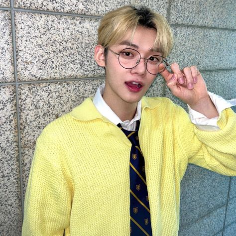 yeonjun | txt Kpop Guys Aesthetic, Txt Yeonjun Cute, Cute Blonde Hair, Yeonjun Lq, Fur Coat Fashion, Twitter Header Pictures, Choi Daniel, Header Pictures, Txt Yeonjun