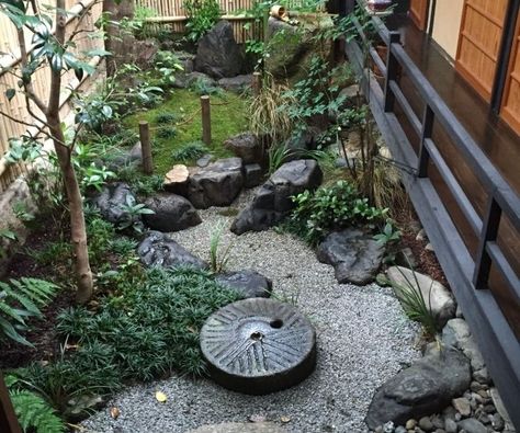 Japanese Garden Decor Ideas, Garden Design Simple, Japanese Stone Garden, Japanese Garden Backyard, Japanese Courtyard, Japanese Garden Decor, Japanese Rock Garden, Small Japanese Garden, Japanese Garden Landscape