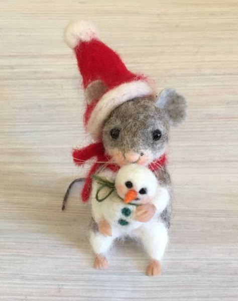 Easy Felt Crafts, Felted Mice, Grey Mouse, Needle Felted Ornaments, Tiny Creatures, Felted Christmas, Felted Mouse, Red Magic, Felt Snowman