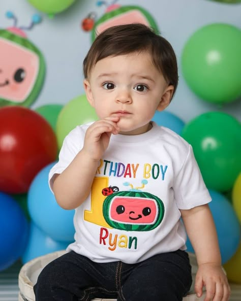 Name Birthday Decoration, Cocomelon Photoshoot Ideas, Cocomelon Photoshoot, Birthday Photoshoot Ideas Kids, Cocomelon Birthday Shirts, Cocomelon Party Ideas For Boy, Cocomelon First Birthday, Smashed Cake, Photoshoot Ideas Kids