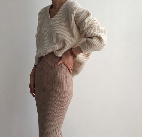 Outdoor Academia Outfit, Neutral Flowy Outfits, Cream Colored Sweater Outfits, Cream Color Outfits, Cream Colored Outfits, Flowy Sweater, Cozy Knitwear, Look Zara, Outfit Autumn