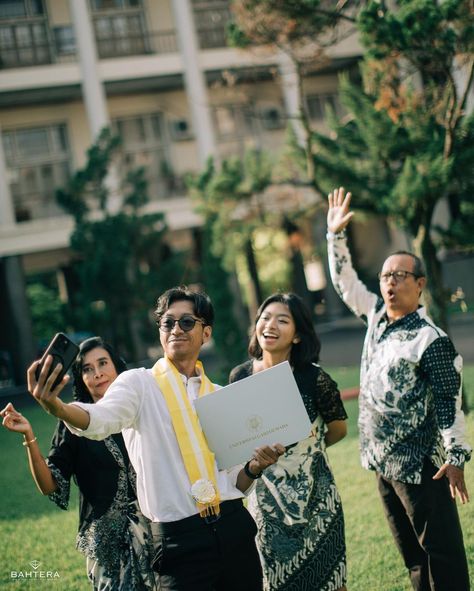 Graduation Pose With Family, Graduation Photoshoot Ideas With Family, Graduation Photoshoot With Family, Graduation Family Photos, Graduation Photo Ideas With Family, Graduation Ideas Photoshoot, Family Graduation Photoshoot, Creative Graduation Photoshoot Ideas, Senior Cap And Gown Photos