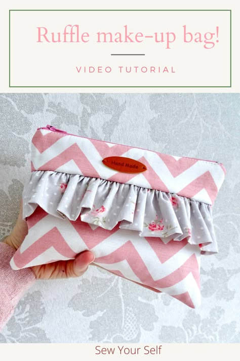 Ruffle Zipper Pouch, Canvas Pencil Pouch, Pouch Bag Pattern Free Sewing, Ruffle Bag Pattern, How To Sew A Makeup Bag, Super Easy Sewing Projects For Beginners, Diy Fabric Pouches, Tutorial Pochette, Ruffles Bag