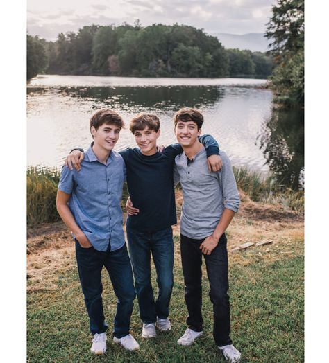 Brothers Posing Ideas, 3 Boys Photoshoot Ideas, Teen Family Photoshooting Ideas, Teenage Brother Photoshoot, Older Brothers Photo Shoot, Brothers Photo Shoot, Brother Poses, Adult Family Photos, Guys Photography