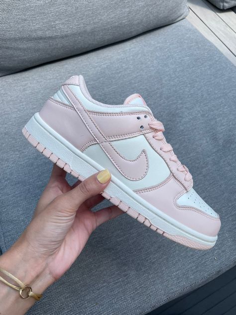 Nike Rosa, Nike Blazer Outfit, Pink Nike Shoes, Pretty Sneakers, Trendy Shoes Sneakers, Preppy Shoes, Pretty Shoes Sneakers, All Nike Shoes, Fresh Shoes