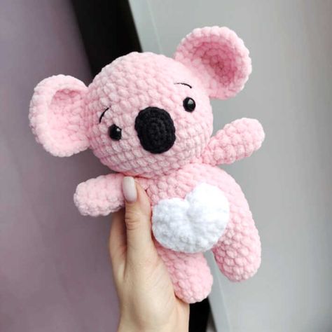 Crochet Amigurumi Plushies Free Pattern, Free Pink Crochet Patterns, Crochet Patterns Kawaii, Plushie Amigurumi Free Pattern, Crochet Pink Amigurumi, Free Koala Crochet Pattern, Medium Crochet Projects, Free Plushy Crochet Patterns, Koala Amigurumi Free Pattern