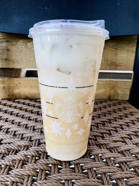 You Can Get A Toasted Marshmallow Cold Brew From Starbucks That Will Send You Into The Clouds Marshmallow Drink, Starbucks Tea, Cold Starbucks Drinks, Iced Starbucks Drinks, Secret Starbucks Drinks, Starbucks Secret Menu Drinks, Starbucks Coffee Drinks, Starbucks Menu, Healthy Starbucks