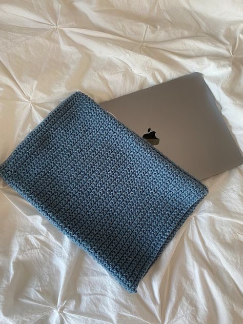 Mi Mitrika Crocheted a Classy Laptop Sleeve and You Can Too! - KnitHacker Crochet Computer Sleeve, Crochet Laptop Cover, Crochet Laptop Sleeve, Crochet Laptop Case, Quick Crochet Projects, Crochet Unique, Crochet Blanket Pattern Easy, Computer Sleeve, Basic Crochet