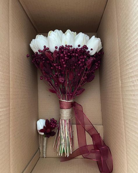 Simple Wedding Bouquets, Tulip Wedding, Fancy Flowers, Bridal Bouquet Flowers, Red Rose Bouquet, Beautiful Bouquet Of Flowers, Cute Wedding Ideas, Garland Wedding, Bouquet Of Flowers