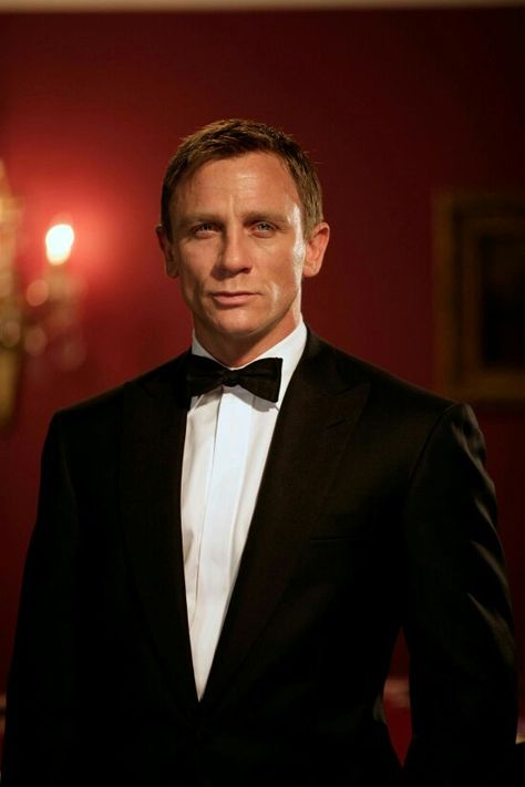 007 Casino Royale, Casino Night Food, Daniel Craig James Bond, Casino Royale Dress, Casino Movie, Casino Royale Party, Emmanuelle Alt, Best Bond, Casino Night Party