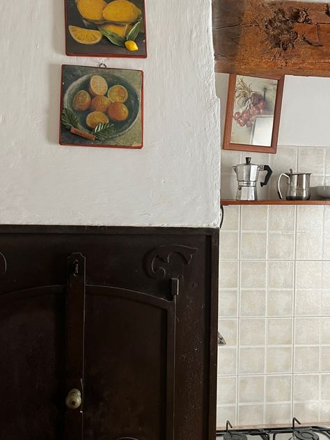 Old Italian Aesthetic House, Vintage Italian Interior Design, Italian Aesthetic House, Italian Apartment Aesthetic, Italian House Aesthetic, Cottagecore Ghibli, Retro Modern Kitchen, Italy Interior Design, Italian Cottage