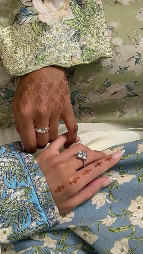 Henna Nails Stain, Mehndi Nails, Wedding Henna Designs, Cute Henna Tattoos, Henna Style Tattoos, Jagua Henna, Henna Nails, Cute Henna, Henna Tattoo Hand