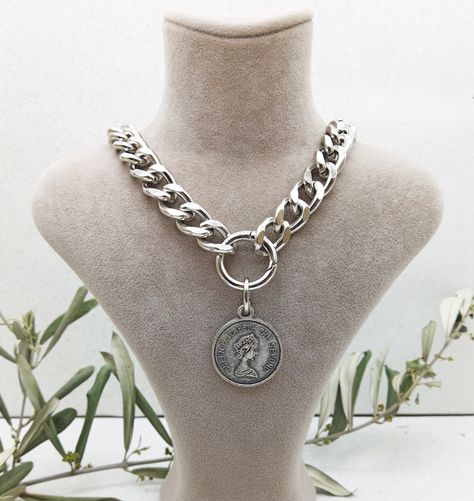 Regal Necklace, Queen Elizabeth Ii Coin, Single Necklace, Reine Elizabeth Ii, Cuban Link Necklace, Reine Elizabeth, Cuban Link Chain Necklaces, Ring Der O, British Heritage