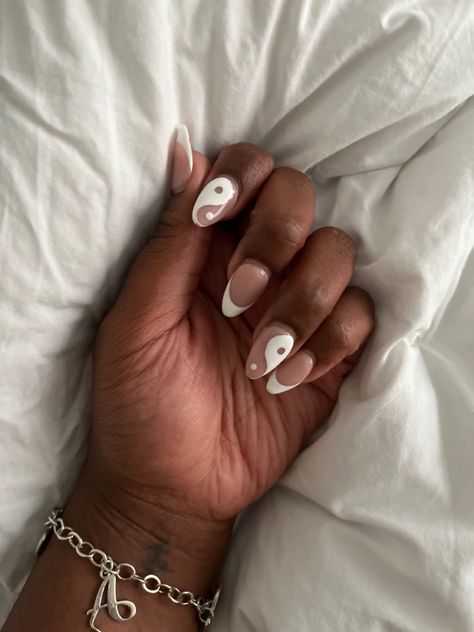 Simple Summer Nails Short Almond, Summer Vacation Nails Simple, Yin Yang Nail Designs, Fancy Almond Nails Designs, Spring 23 Nails, Ying And Yang Nails, Simple Spring Nails Acrylic, Ying Yang Nail Art, White Nail Inspiration