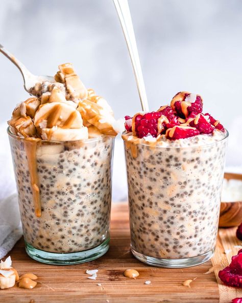 How to make overnight oats - Healthy Vegan Recipe - Two Spoons Overnight Oats Under 300 Calories, Creamy Overnight Oats, Best Vegan Breakfast, Healthy Overnight Oats, Plant Based Recipes Breakfast, Under 300 Calories, Peanut Butter Jar, Wall Groupings, Overnight Oats Healthy