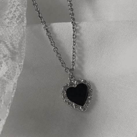 Grunge Jewellery Aesthetic, Silver And Black Jewelry, Black Heart Necklace, Grunge Jewelry, Pretty Jewelry Necklaces, Y2k Accessories, Fancy Necklace, Jewelry Accessories Ideas, Black Jewelry