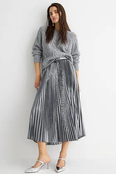 Silver Pleated Midi Skirt Outfit, Silver Trend 2023, Silver Skirt Outfit Ideas, Metallic Trend 2023, Silver Midi Skirt Outfit, Silver Skirt Outfit Metallic, Silver Pleated Skirt Outfit, Metallic Pleated Skirt Outfits, Silver Skirt Outfit