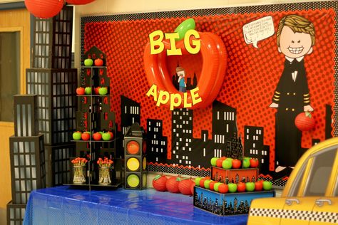 new york bulletin board Nyc Classroom Theme, New York Decorations Theme, Subway Party, Pizza Display, New York Theme Party, Nyc School, Project Graduation, State Project, Superhero City