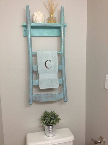 Towel rack from chair Bathroom Closet, Old Chair, Old Chairs, Décor Diy, Redo Furniture, Chair Backs, Repurposed Furniture, Upcycled Furniture, Furniture Projects