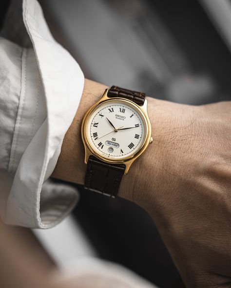 Just look at those day-date windows 😍 What’s the first watch that comes to mind that features beautiful typography on its dial? A lot of watches have decent type, but this Seiko SQ Roman Day-Date was the one that made me stop and notice it. One look at that gorgeous letter work and I knew I had to have it! (Luckily I was able to claim one from one of @oldtimer.watch’s coveted drops!) And because it’s a Seiko, it also wears like a charm! A perfect value prop for when you want to feel like a... Casio Watches For Men, Seiko Vintage Watch, Casio F91w, Seiko Vintage, Stylish Watches Men, A T, First Watch, Retro Watches, Men's Vintage Watch