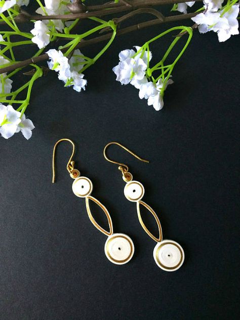 These Modern Quilled Gold and Ivory Earrings are included in a round up of Filigratti paper jewelry Jewelry Necklaces Gold, Quilling Jewellery, Paper Quilling Earrings, Quilling Projects, Quilled Earrings, Paper Quilling Jewelry, Quilling Earrings, Quilled Jewellery, Quilling Ideas