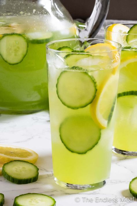 Cool off this summer with a pitcher of naturally-sweetened cucumber lemonade! With just fresh cucumber juice, honey, and lemon juice, it's a healthy and refreshing drink you can sip all season-long. You don't need any fancy equipment to make it, and it's ready in just 10 minutes! #theendlessmeal #cucumberlemonade #cucumber #lemonade #summer #drink #lemon Cucumber Juice Benefits, Low Carb Peanut Butter Cookies, Cranberry Lemonade, Cucumber Margarita, Cucumber Lemonade, Healthy Summer Drinks, Matcha Lemonade, Honey Drink, Cucumber Benefits