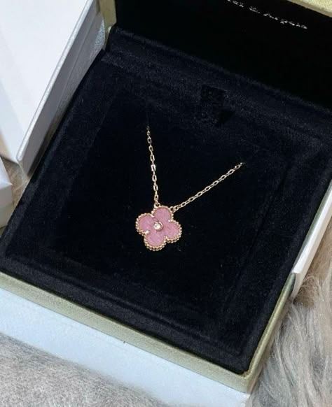 Pink Van Cleef, Vancleef Necklace, Van Cleef Necklace, Van Cleef And Arpels Jewelry, Pink Vans, Simple Chain, Van Cleef And Arpels, Scream Queens, Girly Accessories