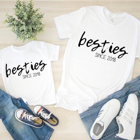 Besties Shirts, Best Friend Matching Shirts, Mom And Me Shirts, Friend Shirts, Best Friend T Shirts, Mommy Daughter Outfits, Sublimacion Ideas, Bff Shirts, Matching Family Shirts