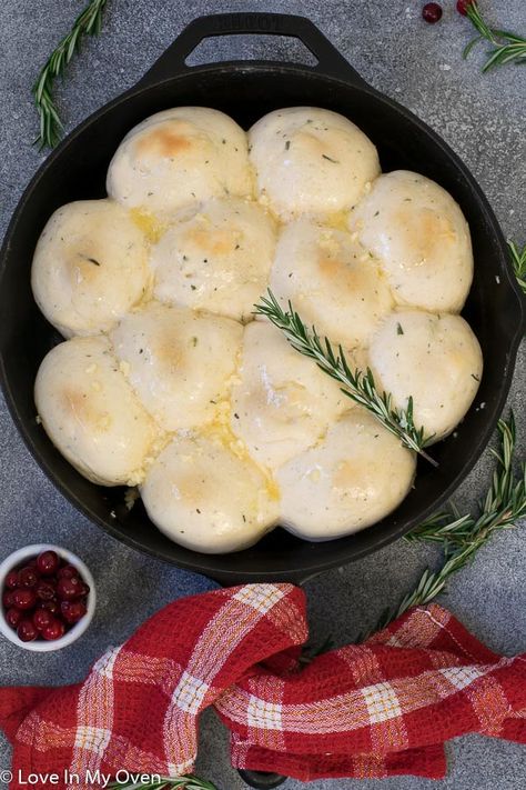 No holiday meal is complete without fluffy dinner rolls! These 30 minute dinner rolls are made extra special with fresh herbs and garlic butter! Try these skillet dinner rolls today! // rosemary rolls // quick rise yeast rolls // 30 minute miracle rolls Skillet Dinner Rolls, 3 Ingredient Bread, 30 Minute Dinner Rolls, Raspberry Banana Bread, Rosemary Rolls, Loaded Smashed Potatoes, Nut Free Granola Bars, Homemade Artisan Bread, Nut Free Granola