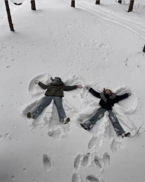 #snow #winter #snowangel #angel #bff #christmas #inspo #cold #cute #love Winter Vision Board, Photos Bff, Snow Photoshoot, Filmy Vintage, Christmas Dreaming, Snow Trip, Shotting Photo, 사진 촬영 포즈, I Love Winter