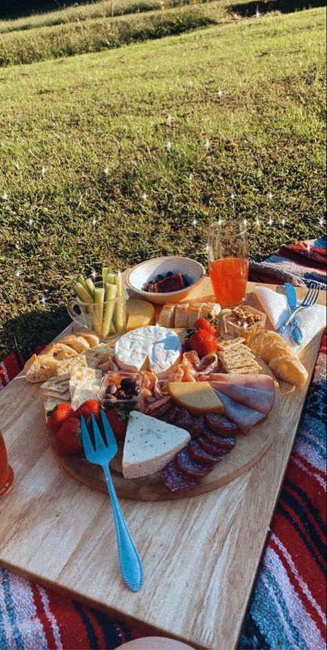 Picnic Date Best Friend, Picnic Friend Date, Sunrise Picnic Aesthetic, Beach Picnic Date Aesthetic Couple, Beach Sunset Picnic Date, Picnic Date Food, Picnic Date, Picnic Foods, Cheese Board