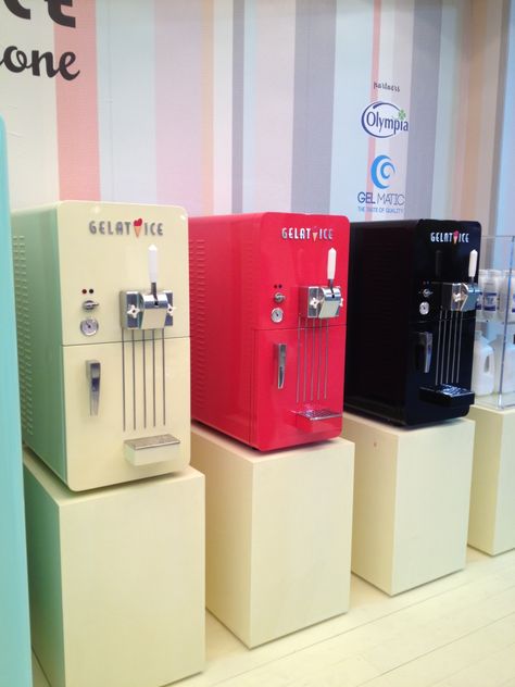 Ice cream and frozen yogurt machines for small surfaces. Ice Cream Fridge Design, Ice Cream Shop Names, Froyo Shop, Frozen Yogurt Food Truck, Ice Cream Fridge, Frozen Yogurt Machine, Ice Cream World, Candy Store Design, Modern Frozen Yogurt Shop